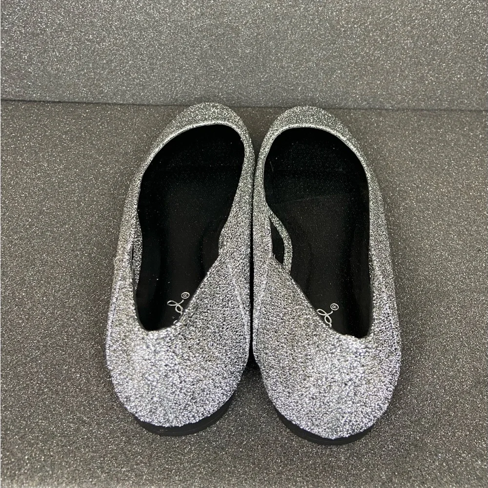 Qupid Women’s Moby-22 Pewter Stretch Lurex Flats Size 8.5 (W56)
New in box - Picture 6 of 7
